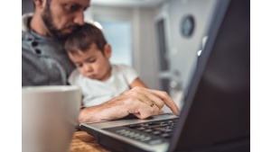 Ojcowie powinni mieć więcej urlopu – uważają Polacy [Raport] Biuro prasowe