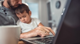 Ojcowie powinni mieć więcej urlopu – uważają Polacy [Raport]