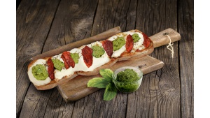 Letnie smaki na stacjach MOYA – świeża zapiekanka Caprese