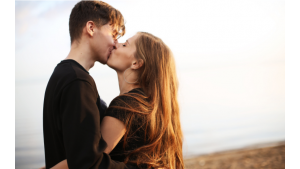 Ile par pocałuje się na Sun Festivalu w Kołobrzegu? Biuro prasowe