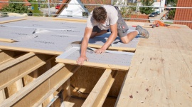 Praktycznie i ekonomicznie: płyty dachowe ze zintegrowaną wiatroizolacją