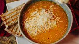 Zupa serowa z szynką i chili