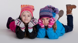 Na sanki z małym dzieckiem – o czym nie zapomnieć Dziecko, LIFESTYLE - Zima to jedna z ulubionych pór roku wielu dzieci. Zabawy w śniegu sprawiają niezwykłą frajdę maluchom. Rodzice natomiast często się martwią, czy dziecko się nie przeziębi. Tymczasem nie ma się czego obawiać – wystarczy ubrać dzieci z głową, żeby nie wywołać przeziębienia.