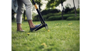 Jaki prezent dla Babci i Dziadka? – inspiracje ogrodowe Fiskars