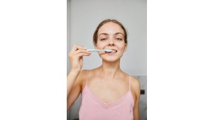 Nadmierne, intensywne szczotkowanie zębów - nie rób tego, to szkodzi zębom! Biuro prasowe