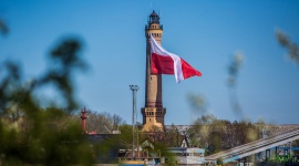 Na latarni w Świnoujściu zawieszą największą flagę Polski