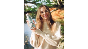 Suki Waterhouse współpracuje z Waterdrop Biuro prasowe