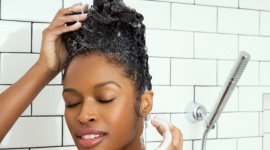 Nawilżające kuracje dla fal, loków i sprężynek. Jak dbać o suche włosy?