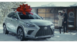 Auto z czerwoną kokardą. Tak Lexus stworzył świąteczną tradycję