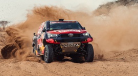 Toyoty w Rajdzie Dakar 2021. Hilux i Land Cruiser w pustynnym maratonie Biuro prasowe