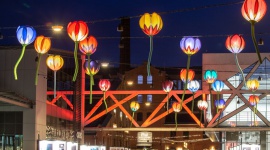 Plac Konesera w wiosennej odsłonie. Kolorowe lampiony rozświetlają Pragę-Północ