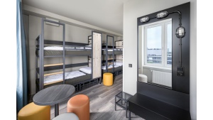 Minimalizm z industrialną nutą: hostel A&O Wola
