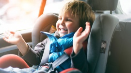 Dziecko w aucie – jak podróżować komfortowo i bezpiecznie podczas nadchodzących