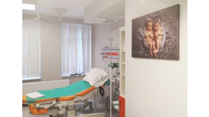 W szpitalach i szkołach rodzenia zawisły artystyczne zdjęcia noworodków