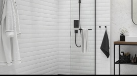 Łazienka z kabiną prysznicową w kolorze czarnym