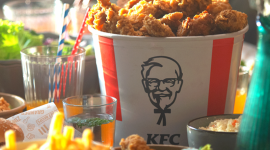 Kultowy Wtorkowy Kubełek wraca! Spotkaj się z przyjaciółmi w KFC