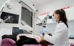 Uśmiechnij się do zdrowia: Na czym polega leczenie zębów pod mikroskopem?